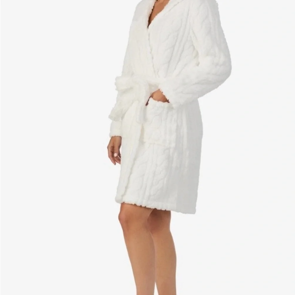 Cuddl Duds Cozy White Plush Robe D1